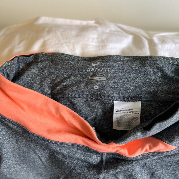🌺GUC Nike Dri Fit Leggings in black with orange. Size M - Picture 2 of 6